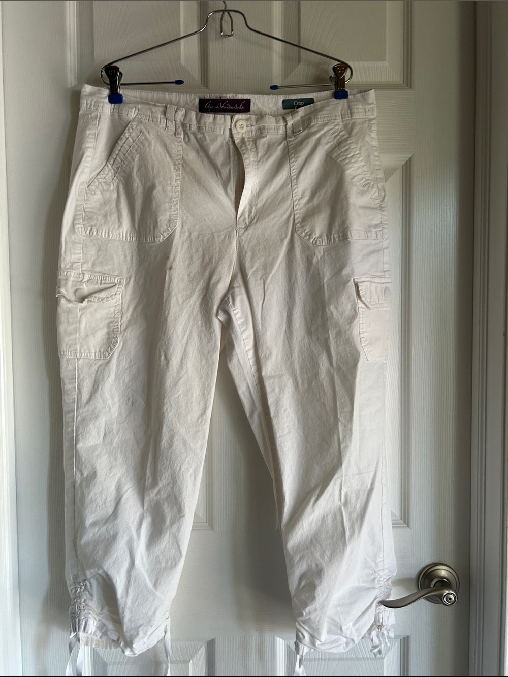 Gloria Vanderbilt White Cargo Capri Pants